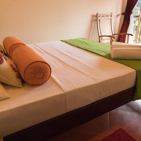 Aronka Homestay Канди Екстериор снимка