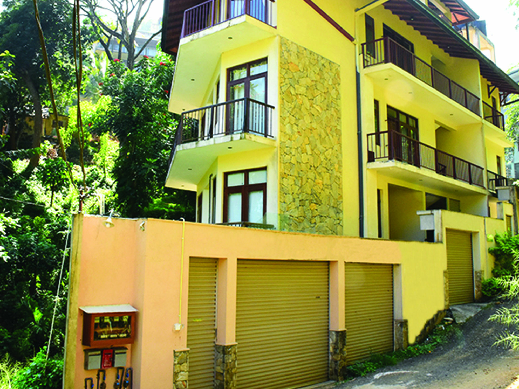Aronka Homestay Канди Екстериор снимка